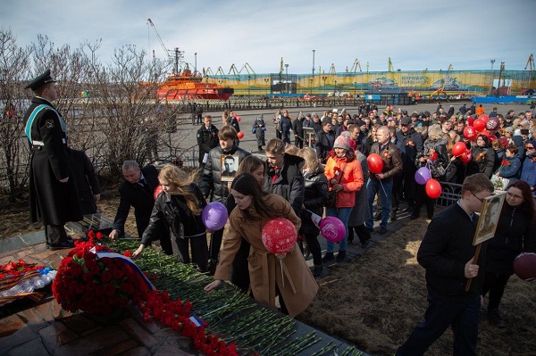В Мурманске состоялось традиционное шествие и возложение цветов к памятнику портовикам, погибшим в годы Великой Отечественной войны