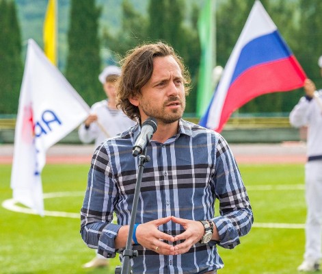 Директор «Артека» Алексей Каспржак поздравил строителей с их праздником