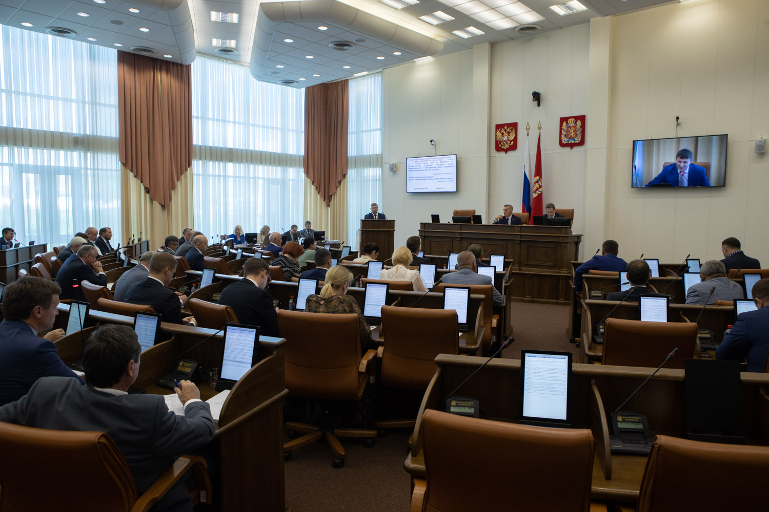 Работникам госучреждений Красноярского края повысили МРОТ