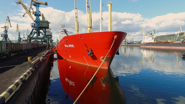 Мурманские портовики продолжают отправлять грузы в Арктику