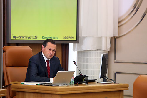 Глава Красноярска Эдхам Акбулатов представил депутатам Красноярского городского Совета отчет о деятельности за 2015 год
