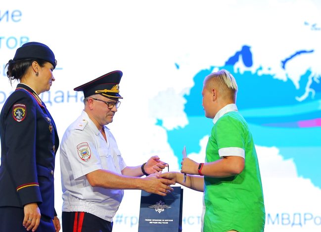 В «Артеке» состоялось торжественное вручение паспортов 14-летним россиянам