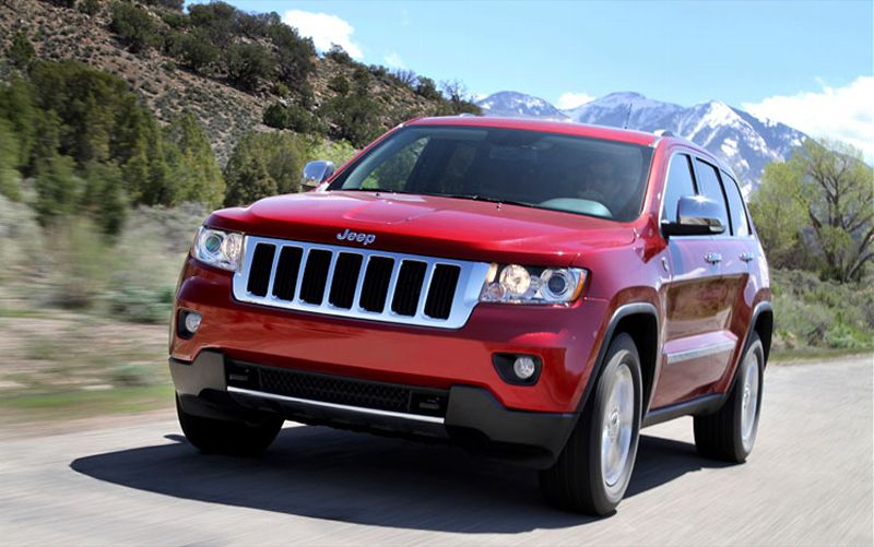 2011-jeep-grand-cherokee-front-in-motion